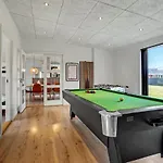 Dom wakacyjny Four-bedroom With A Hot Tub 08