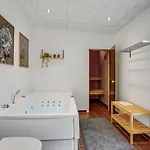 Dom wakacyjny Four-bedroom With A Hot Tub 08 *