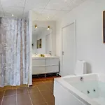 Dom wakacyjny Four-bedroom With A Hot Tub 08