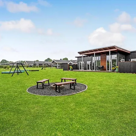 Four-bedroom With A Hot Tub 08 *
