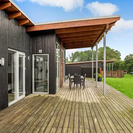 Four-bedroom With A Hot Tub 08 *