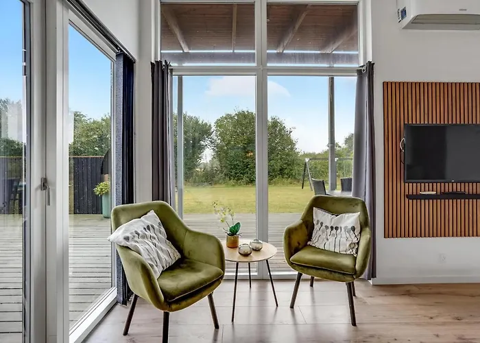 Four-bedroom With A Hot Tub 08 Vakantiehuis *