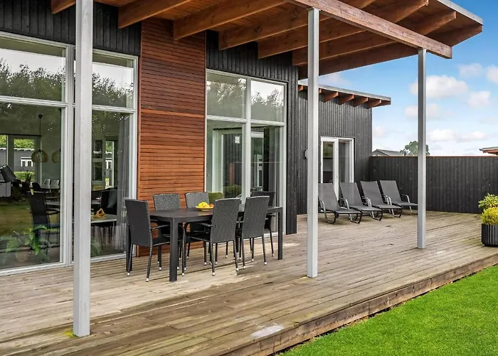 Vakantiehuis Four-bedroom With A Hot Tub 08 *