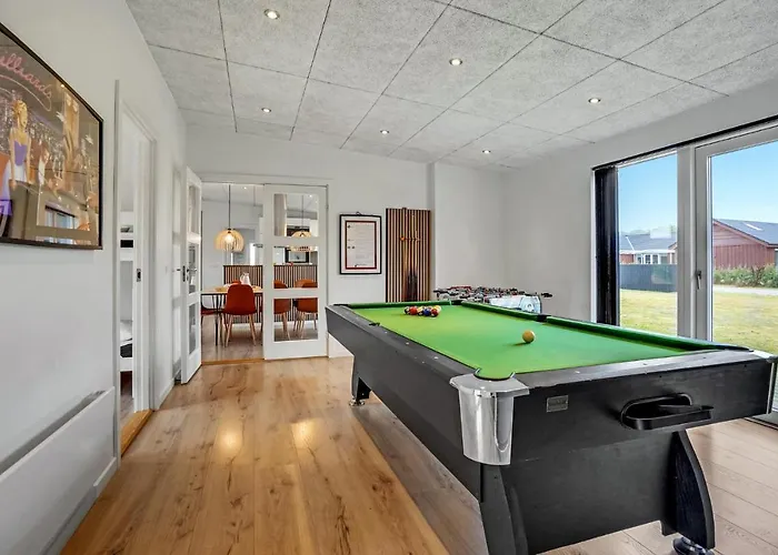 Vakantiehuis Four-bedroom With A Hot Tub 08