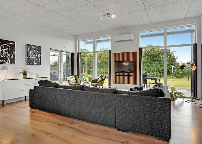 Four-bedroom With A Hot Tub 08