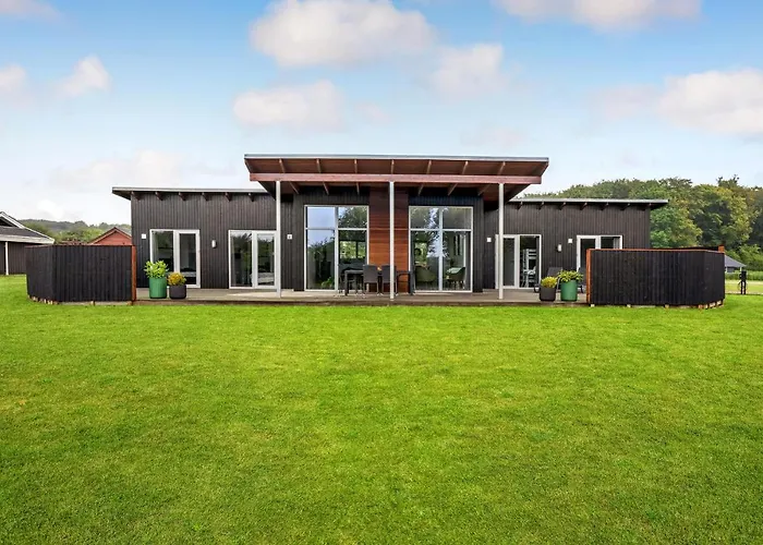 Four-bedroom With A Hot Tub 08 Vakantiehuis *