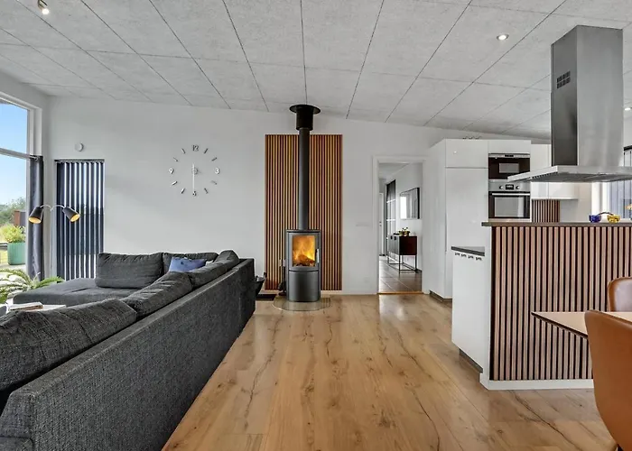 Four-bedroom With A Hot Tub 08 *