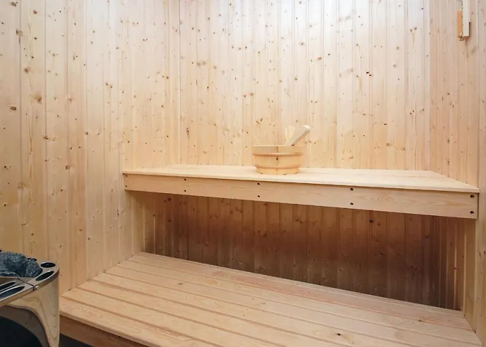 Four-bedroom With A Hot Tub 08 Vakantiehuis *