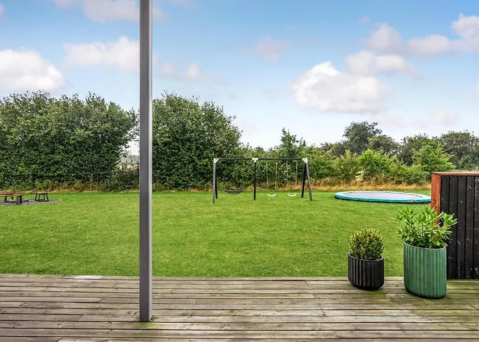 Prázdninový dům Four-bedroom With A Hot Tub 08