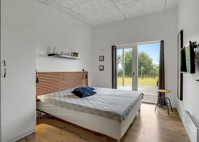 Four-bedroom With A Hot Tub 08 Vakantiehuis *