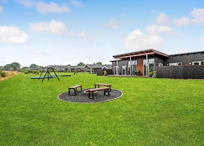 Four-bedroom With A Hot Tub 08 *