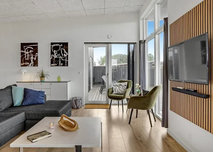 Vakantiehuis Four-bedroom With A Hot Tub 08 *