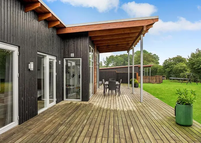 Four-bedroom With A Hot Tub 08 *