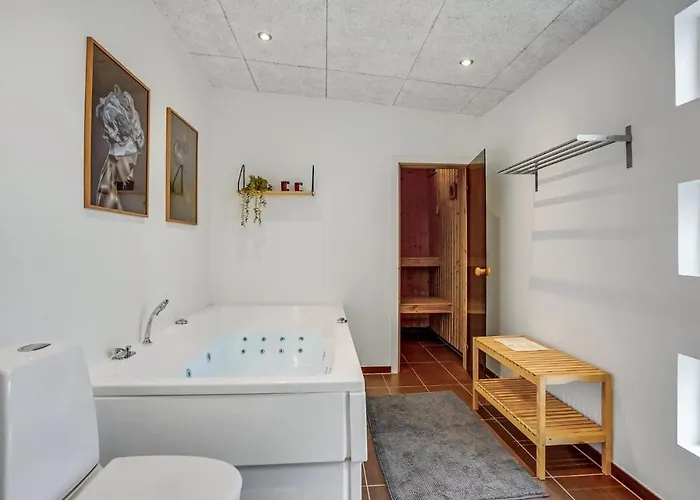 Vakantiehuis Four-bedroom With A Hot Tub 08 *