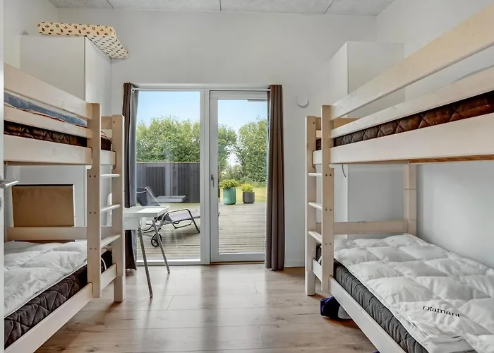 Four-bedroom With A Hot Tub 08 Vakantiehuis *