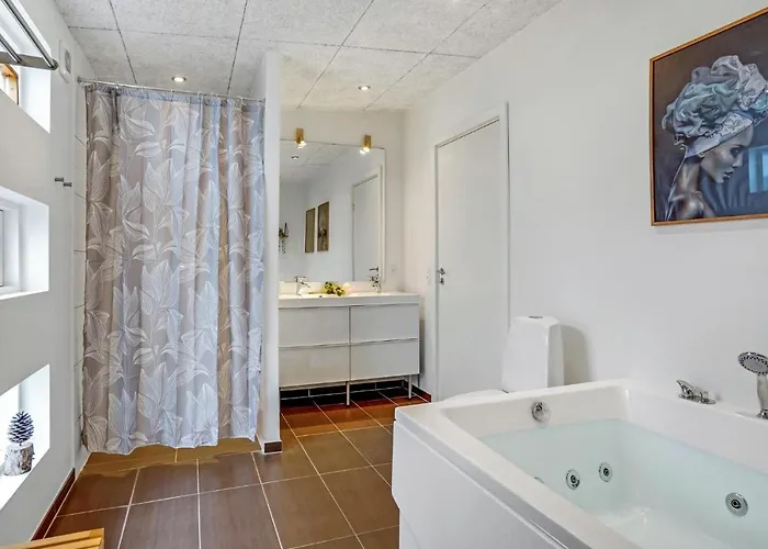 Prázdninový dům Four-bedroom With A Hot Tub 08