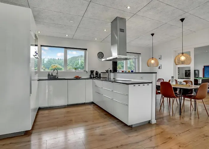 Prázdninový dům Four-bedroom With A Hot Tub 08